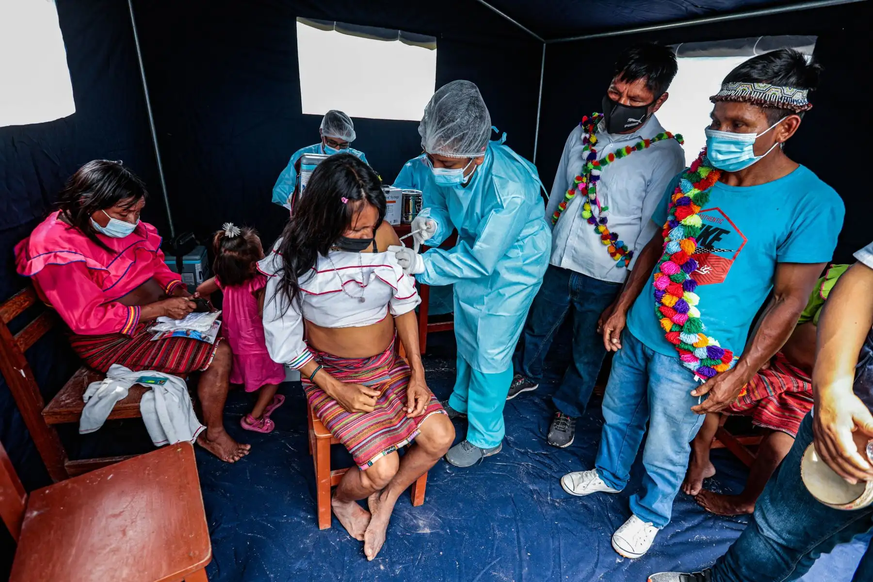 Más de 600 nativos de la etnia shawi y 154 kukamas se vacunaron contra el covid-19 en jornadas de un solo día, gracias al trabajo de las brigadas del Minsa que visitan las zonas más alejadas de la Selva para cerrar las brechas de inmunización. Foto: ANDINA/ MINSA