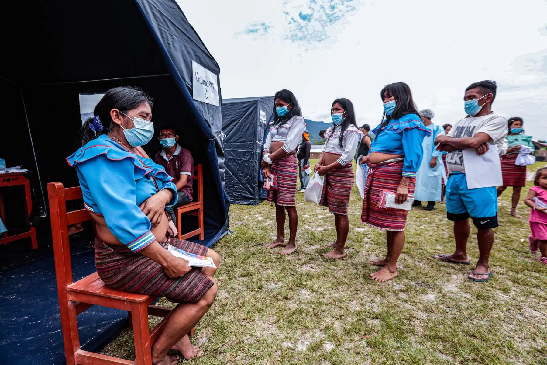 Más de 600 nativos de la etnia shawi y 154 kukamas se vacunaron contra el covid-19 en jornadas de un solo día, gracias al trabajo de las brigadas del Minsa que visitan las zonas más alejadas de la Selva para cerrar las brechas de inmunización. Foto: ANDINA/ MINSA