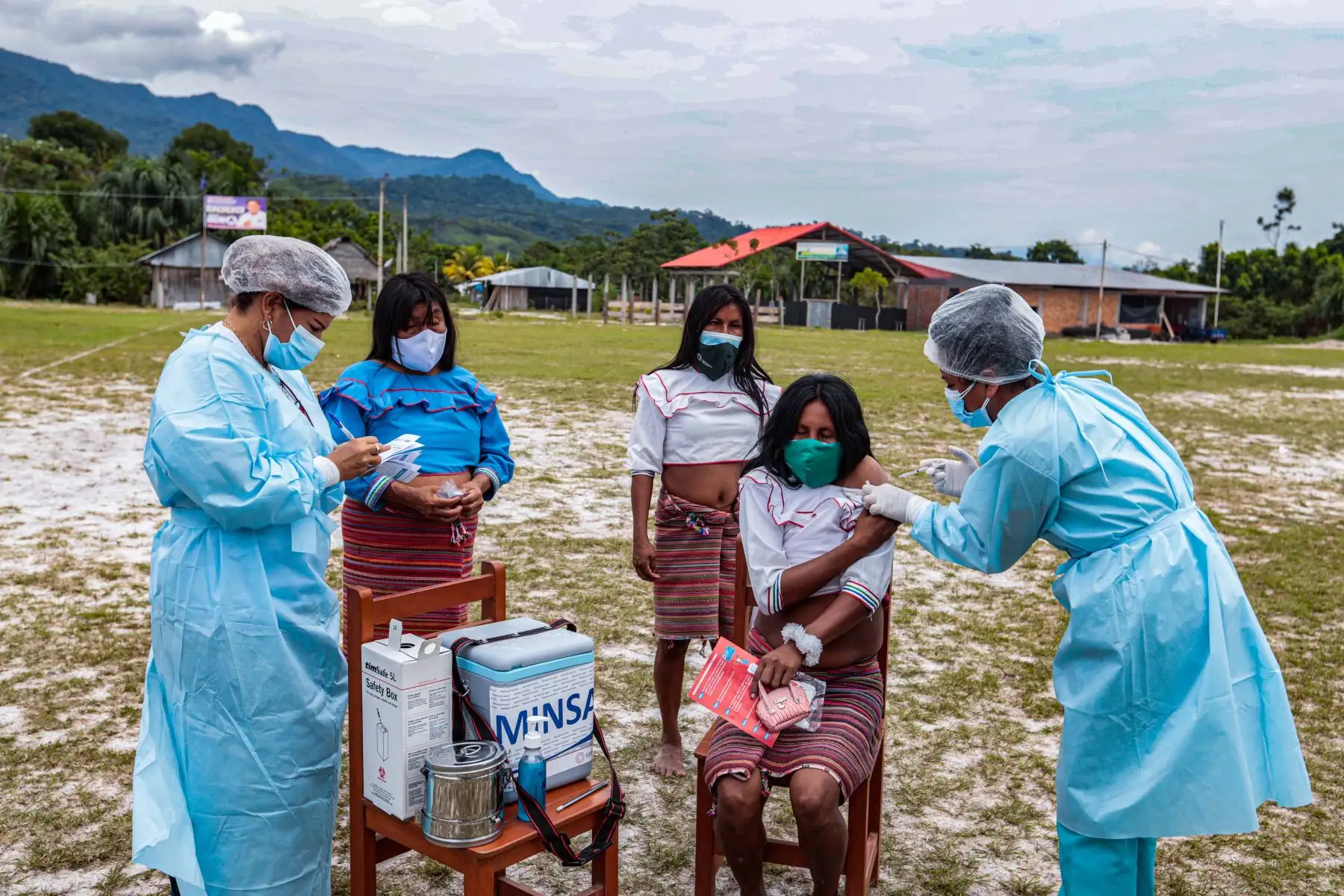 Más de 600 nativos de la etnia shawi y 154 kukamas se vacunaron contra el covid-19 en jornadas de un solo día, gracias al trabajo de las brigadas del Minsa que visitan las zonas más alejadas de la Selva para cerrar las brechas de inmunización. Foto: ANDINA/ MINSA