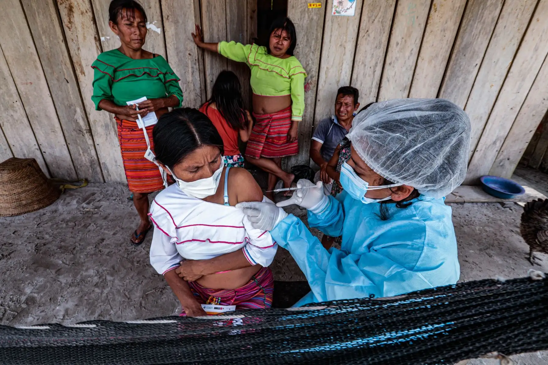 Más de 600 nativos de la etnia shawi y 154 kukamas se vacunaron contra el covid-19 en jornadas de un solo día, gracias al trabajo de las brigadas del Minsa que visitan las zonas más alejadas de la Selva para cerrar las brechas de inmunización. Foto: ANDINA/ MINSA