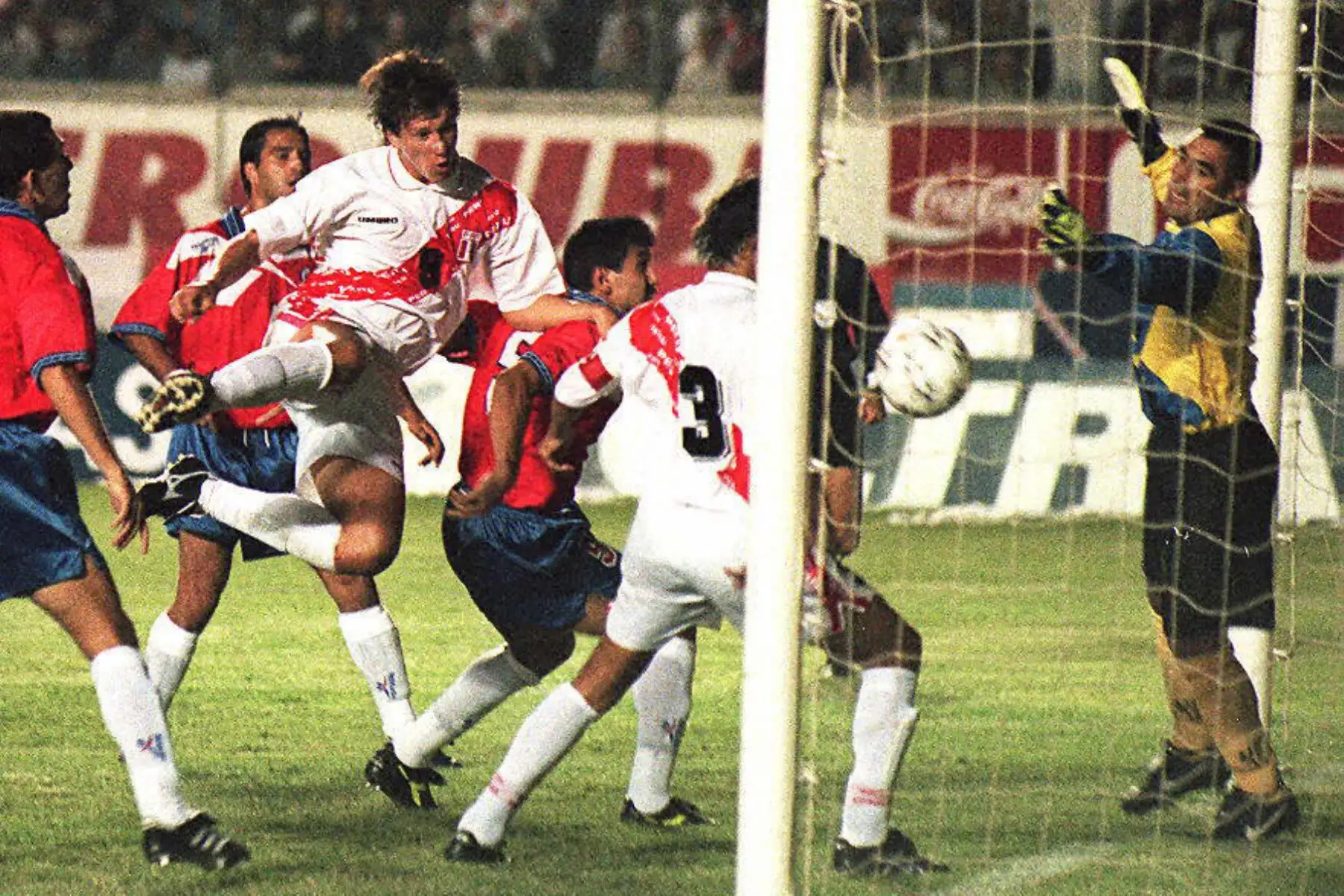 Flavio Maestri, cabecea el balón durante la acción de la primera mitad en su partido de clasificación para la Copa Mundial de fútbol contra Chile en Lima.
Foto: AFP