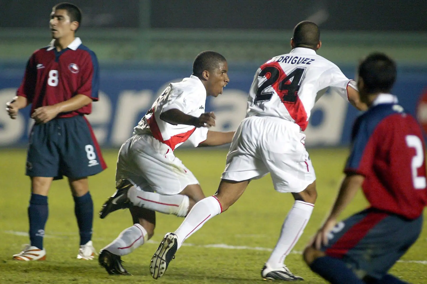 Jefferson Farfán celebra su gol contra Chile con su compañero Alberto Rofriguez durante el partido de clasificación para la Copa Mundial de la FIFA Alemania 2006 en el estadio Monumental de Buenos Aires.
Foto: AFP