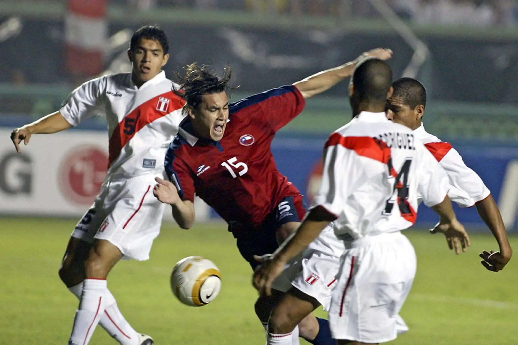 El chileno Mauricio Pinilla compite por el balón con los peruanos Juan Vargas y Alberto Rodríguez durante el partido clasificatorio Sudamericano de la Copa Mundial de la FIFA Alemania 2006 celebrado en Lima.
Foto: AFP