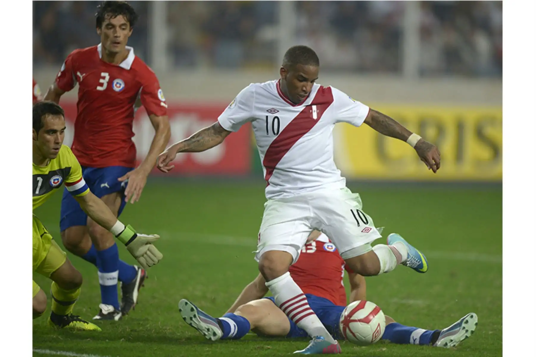 El delantero peruano Jefferson Farfán patea el balón para anotar contra Chile durante el partido clasificatorio sudamericano de la Copa Mundial de la FIFA Brasil 2014 en Lima.
Foto: AFP El delantero peruano Jefferson Farfán patea el balón para anotar contra Chile durante el partido clasificatorio sudamericano de la Copa Mundial de la FIFA Brasil 2014 en Lima.
Foto: AFP