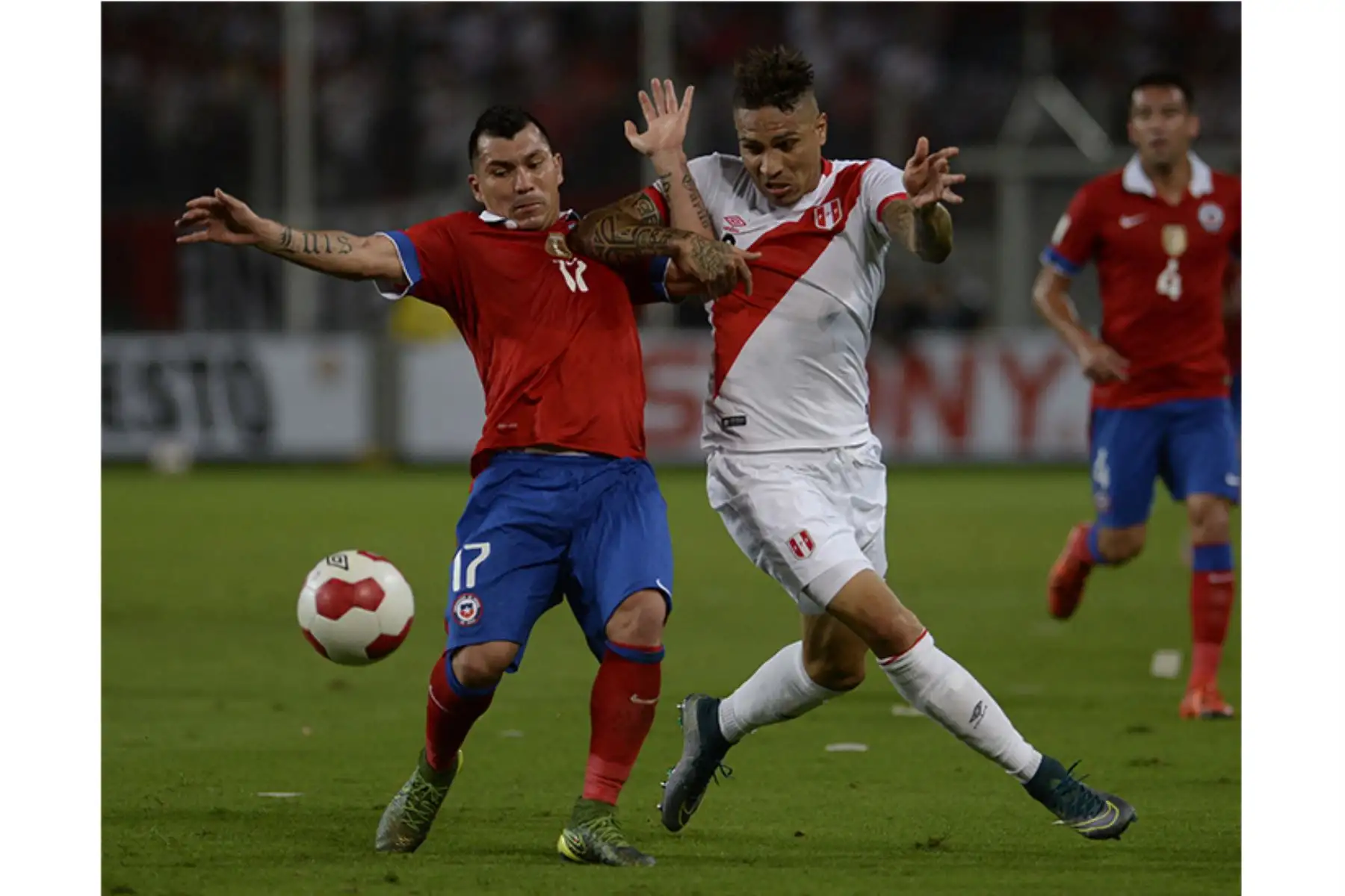 El chileno Gary Medel y el peruano Paolo Guerrero disputan el balón durante el partido de fútbol de los Clasificatorios Sudamericanos de la Copa Mundial de la FIFA Rusia 2018, en el Estadio Nacional de Lima.
Foto: AFP