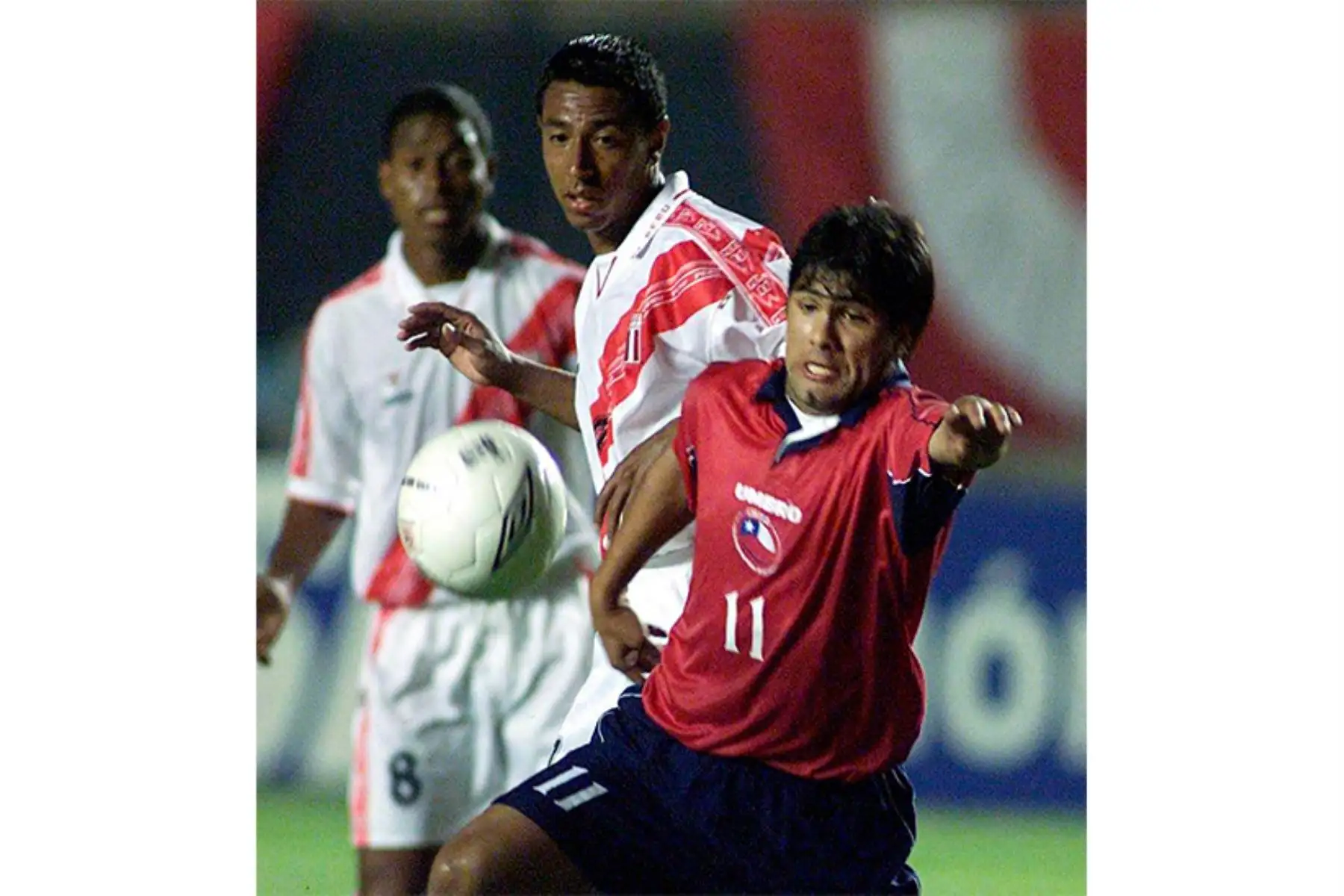 El chileno Reinaldo Navia gana el balon al peruano Nolberto Solando, Peru y Chile se enfrentan el 27 de marzo de 2001 en el Estadio Nacional de Lima por la XI fecha de las eliminatorias al Mundial Corea-Japon 2002. 
Foto: AFP