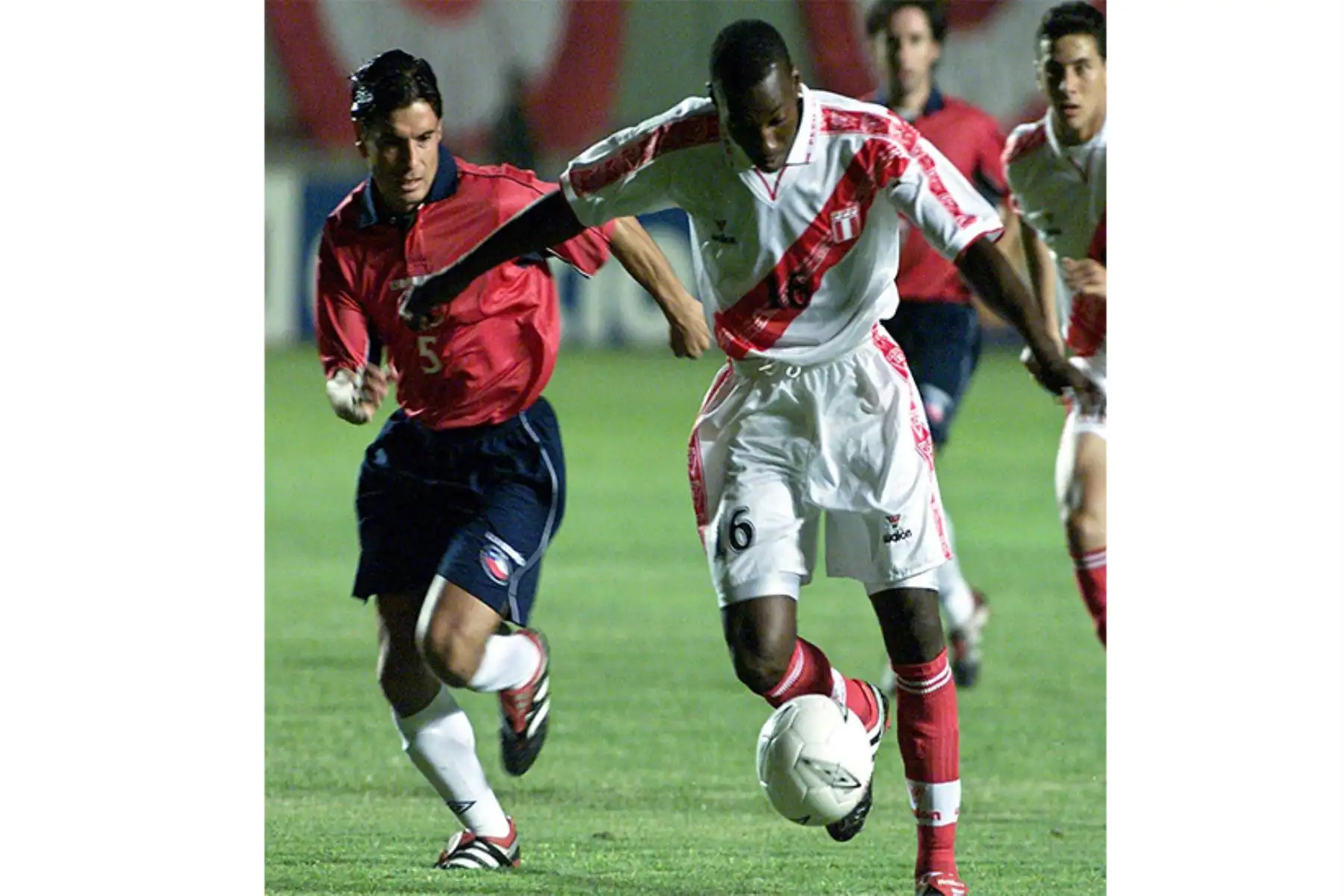 El peruano Andres Mendoza avanza con el balon frente a Miguel Ramirez de Chile en el Estadio Nacional de Lima.
Foto: AFP