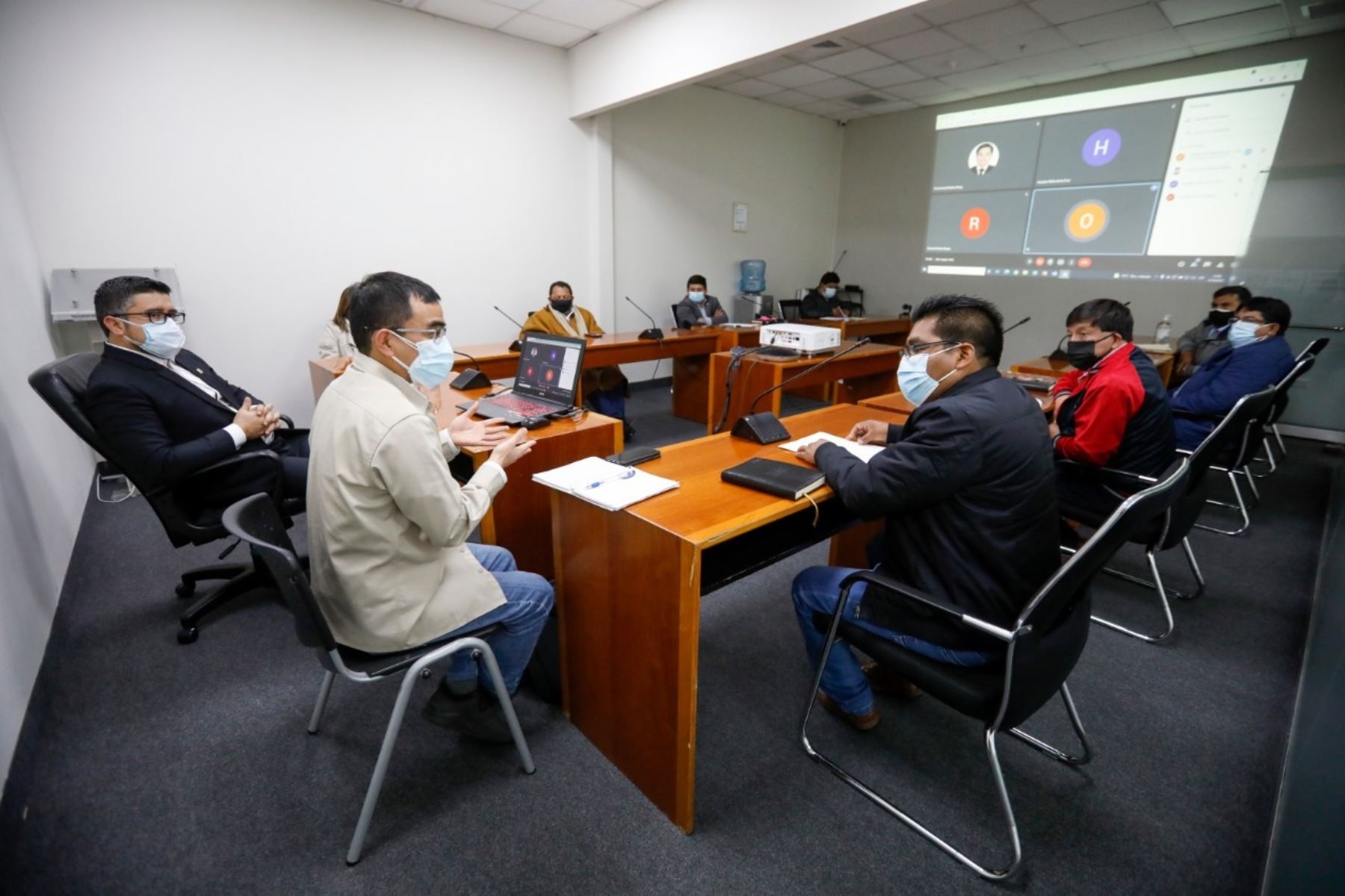 Ministro de Vivienda, Construcción y Saneamiento, Geiner Alvarado, sostuvo una reunión con autoridades de la región Cajamarca. Foto: Cortesía.