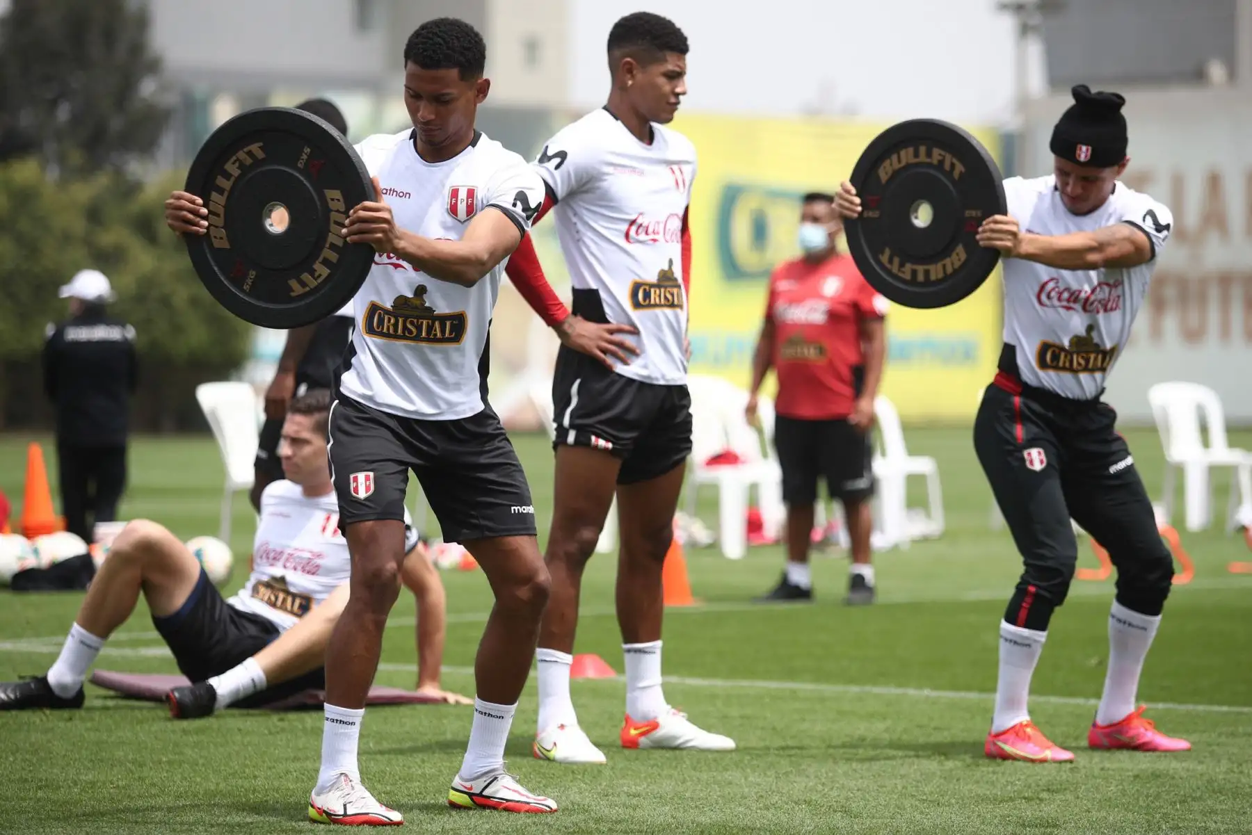 La Selección Peruana entrenó por primera vez con el grupo completo de 30 futbolistas con miras al encuentro ante Chile por las Clasificatorias Sudamericanas. Foto: FPF