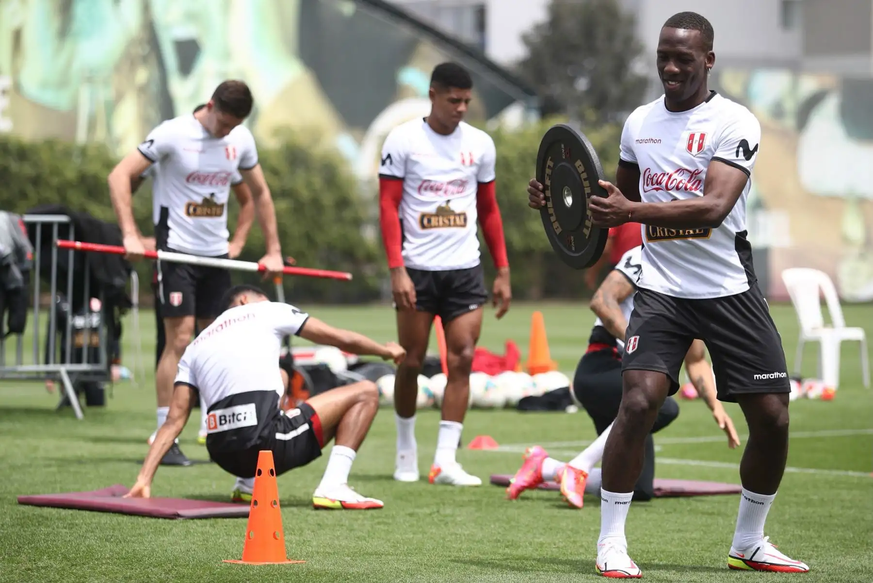 La Selección Peruana entrenó por primera vez con el grupo completo de 30 futbolistas con miras al encuentro ante Chile por las Clasificatorias Sudamericanas. Foto: FPF