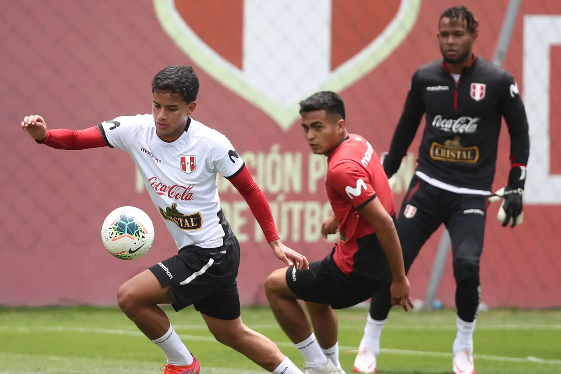 La Selección Peruana entrenó por primera vez con el grupo completo de 30 futbolistas con miras al encuentro ante Chile por las Clasificatorias Sudamericanas. Foto: FPF