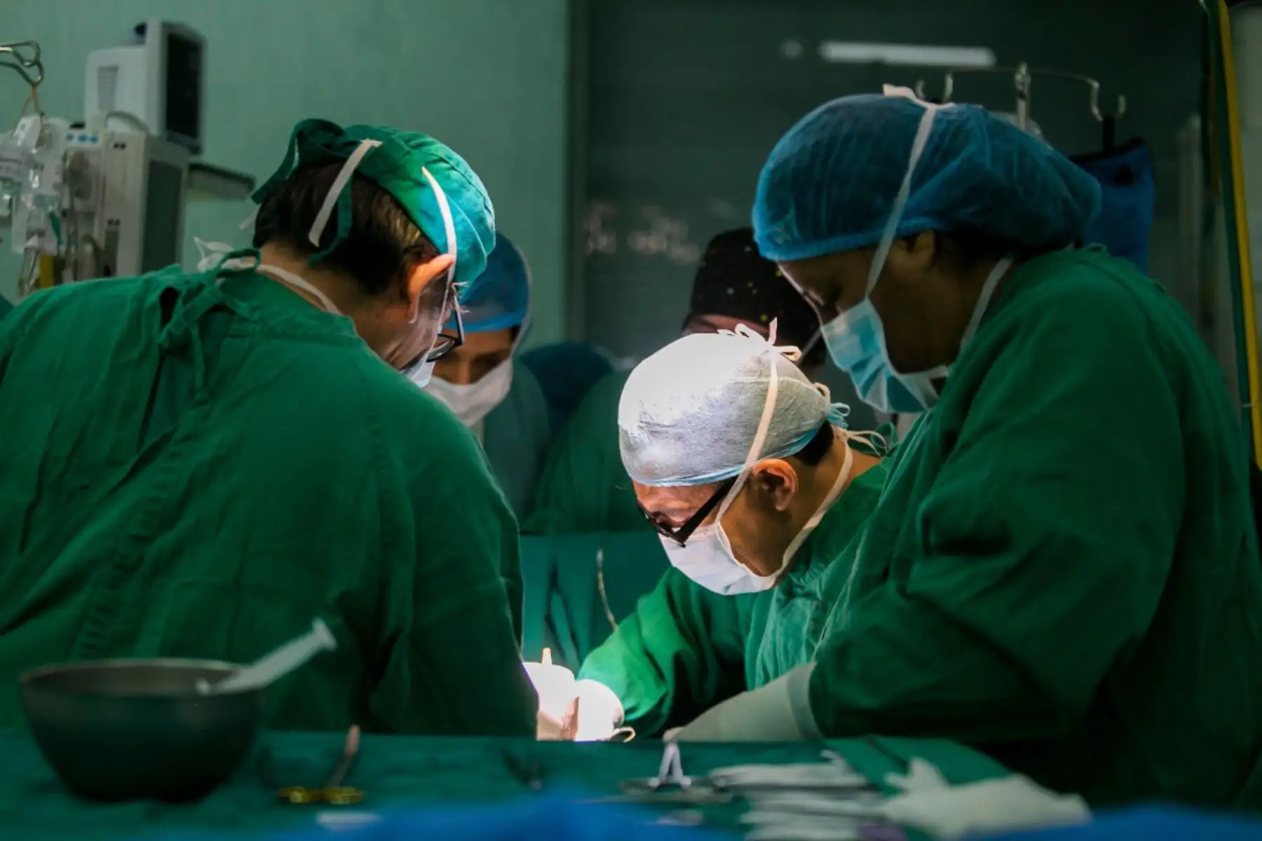 Médicos del hospital Almenara aplicaron por primera vez en EsSalud novedosa técnica quirúrgica de endoprótesis ramificada a asegurada de 48 años. Foto: EsSalud
