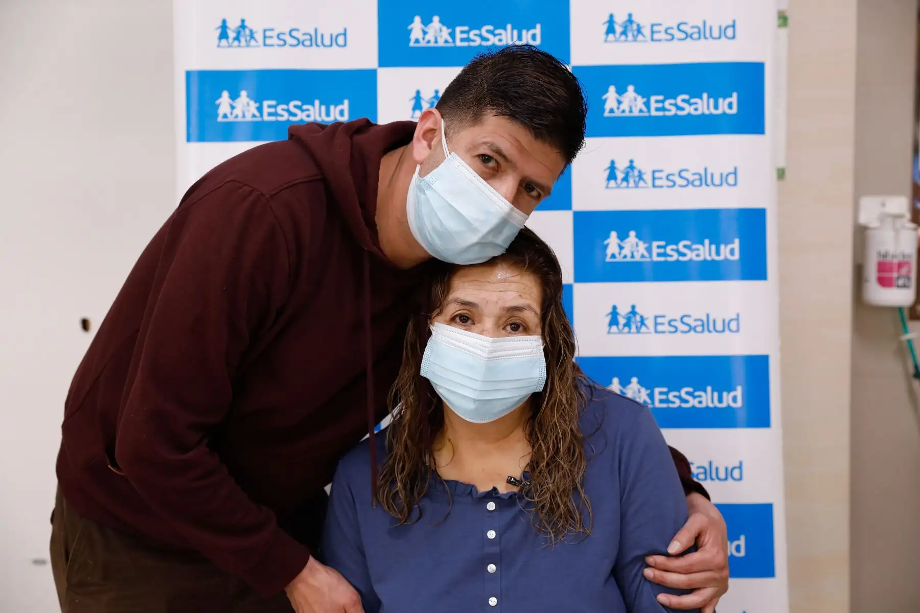 Médicos del hospital Almenara aplicaron por primera vez en EsSalud novedosa técnica quirúrgica de endoprótesis ramificada a asegurada de 48 años. Foto: EsSalud