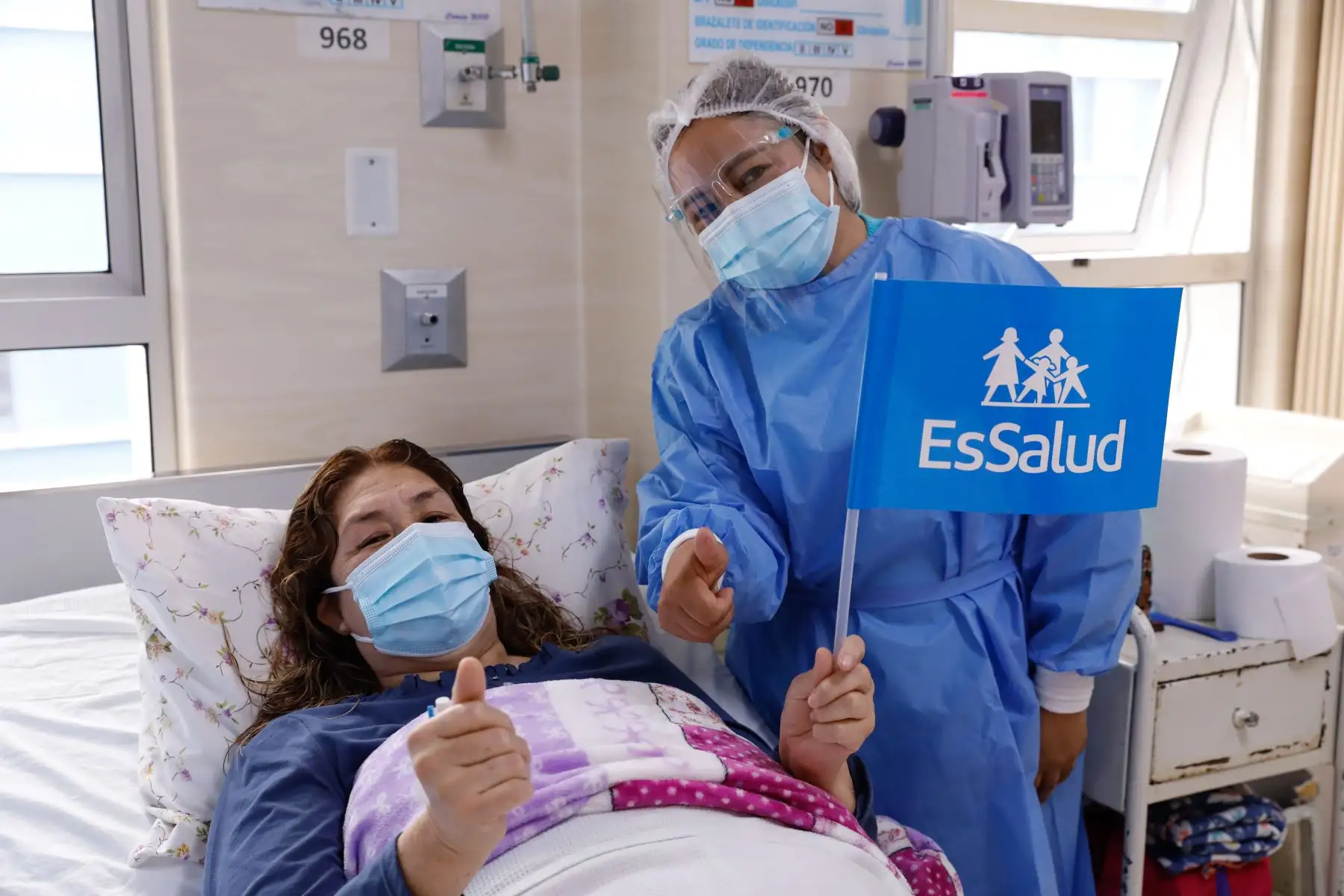 Médicos del hospital Almenara aplicaron por primera vez en EsSalud novedosa técnica quirúrgica de endoprótesis ramificada a asegurada de 48 años. Foto: EsSalud