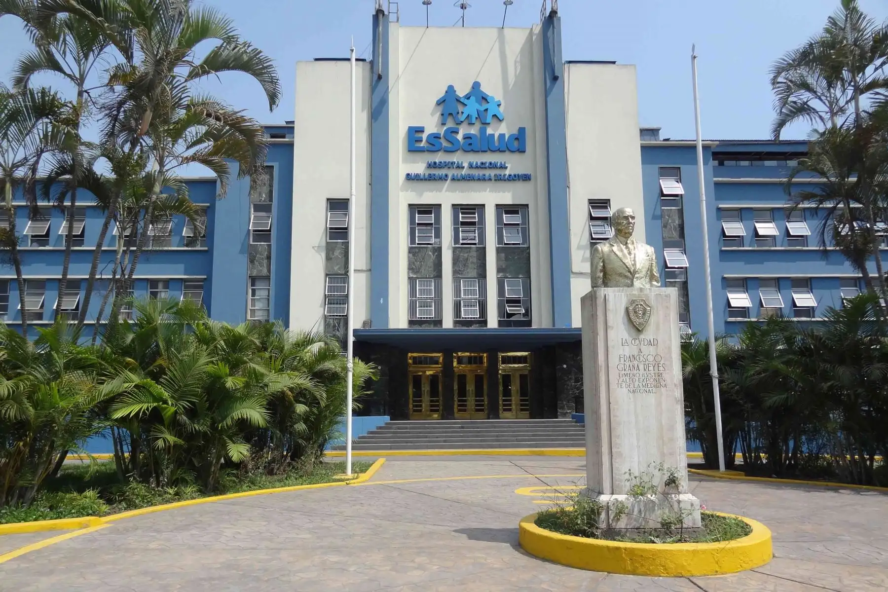 Médicos del hospital Almenara aplicaron por primera vez en EsSalud novedosa técnica quirúrgica de endoprótesis ramificada a asegurada de 48 años. Foto: EsSalud