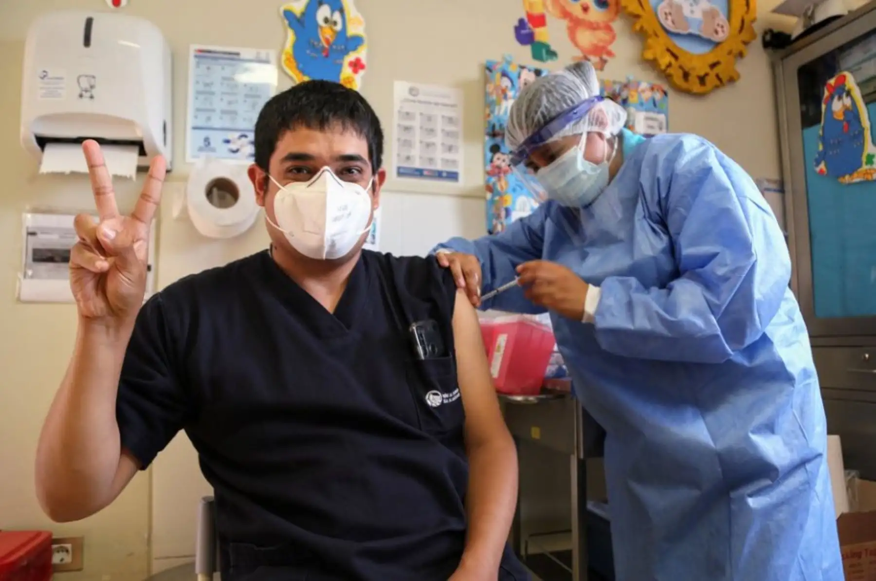 Los médicos que laboren en primera línea serán los primeros en ser inmunizados desde el 15 de octubre, anunció el ministro Cevallos. Foto: Minsa.
