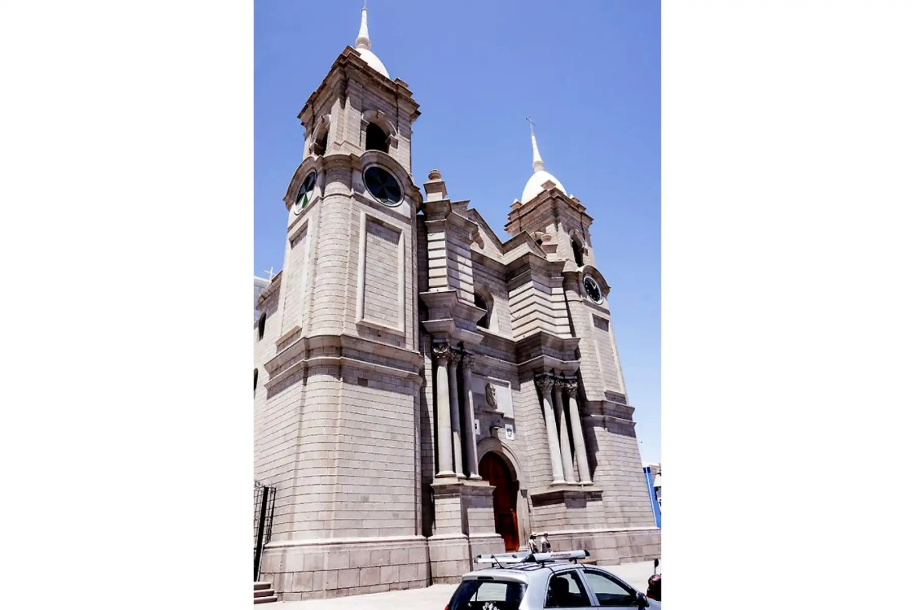 Con refinados acabados blancos y asentado desde 1652, la iglesia de Santo Domingo ostenta el título del único templo peruano que entre sus paredes acoge a una santa de cuerpo presente: Santa Fortunata. Foto: ANDINA/ Daniel Bracamonte