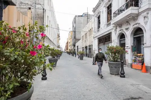 Prolima está peatonalizando con piedra, como la que había antiguamente, hace 120 años. Así también, se están recuperando técnicas tradicionales y elementos de la Lima antigua.