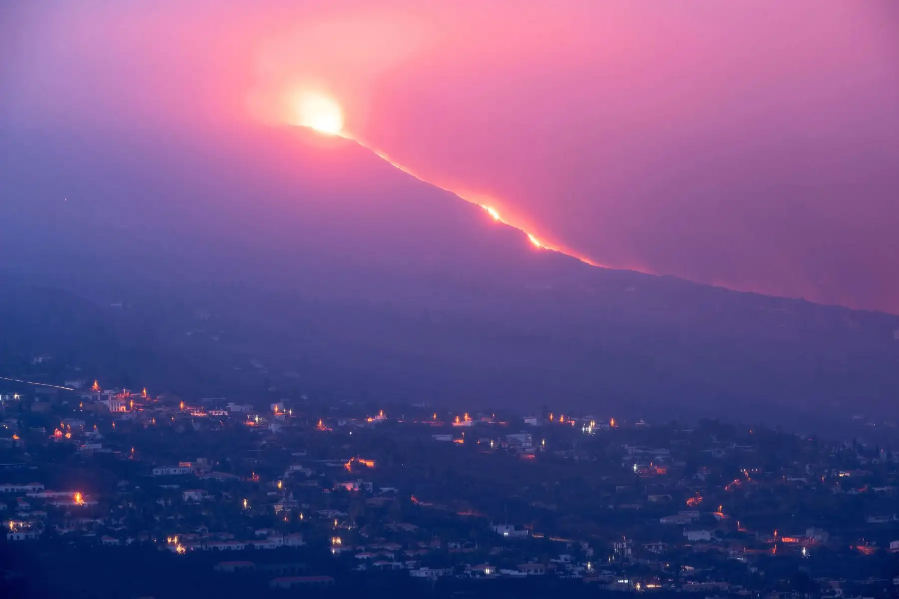 El volcán de Cumbre Vieja, en La Palma, comienza su décimo octavo día de erupción. Foto: EFE