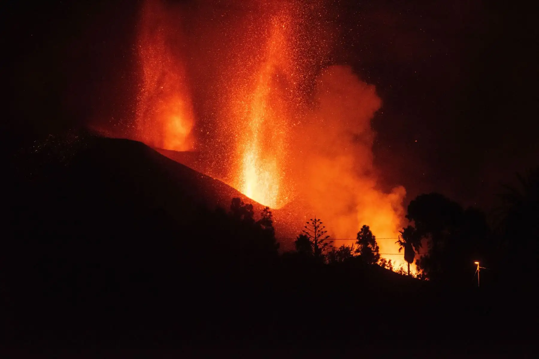 El volcán de Cumbre Vieja, en La Palma, comienza su décimo octavo día de erupción. Foto: EFE