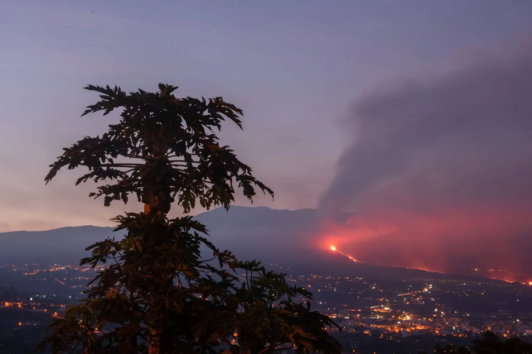 El volcán de Cumbre Vieja, en La Palma, comienza su décimo octavo día de erupción. Foto: EFE