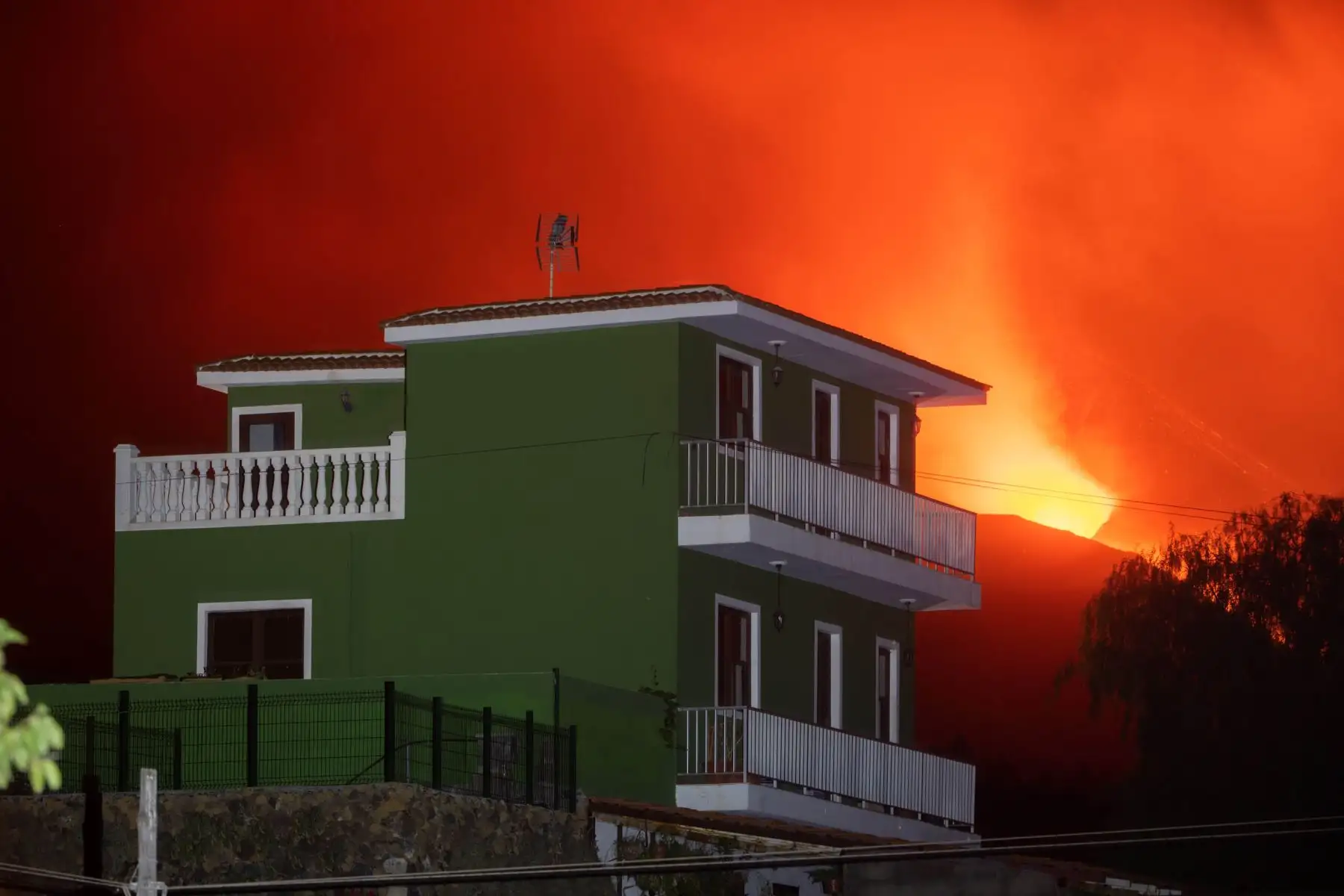 Han pasado más de dos semanas desde que La Cumbre Vieja comenzó a entrar en erupción, forzando a más de 6.000 personas salieron de sus hogares mientras la lava se abría paso a través de enormes extensiones de tierra en el lado occidental de La Palma en las Islas Canarias de España. Foto: EFE
