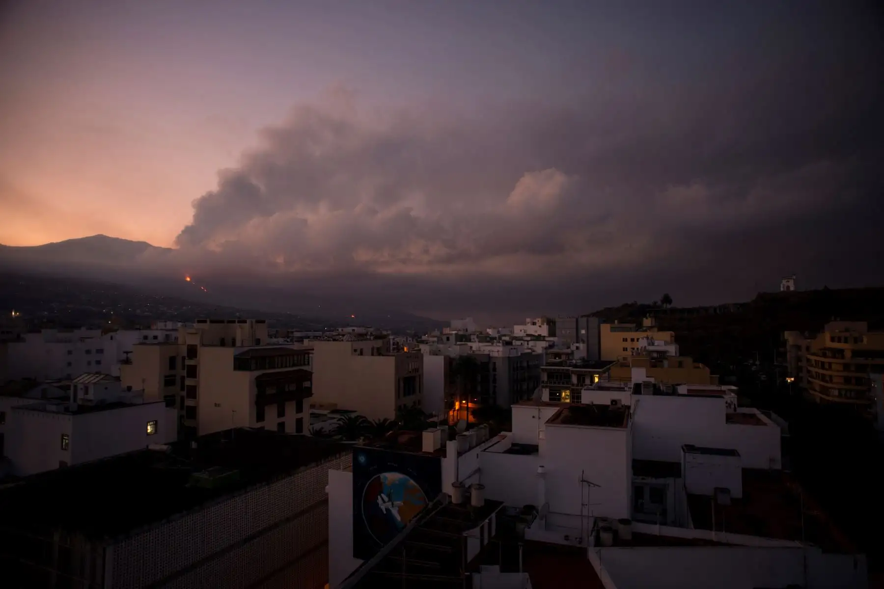 Han pasado más de dos semanas desde que La Cumbre Vieja comenzó a entrar en erupción, forzando a más de 6.000 personas salieron de sus hogares mientras la lava se abría paso a través de enormes extensiones de tierra en el lado occidental de La Palma en las Islas Canarias de España. Foto: EFE