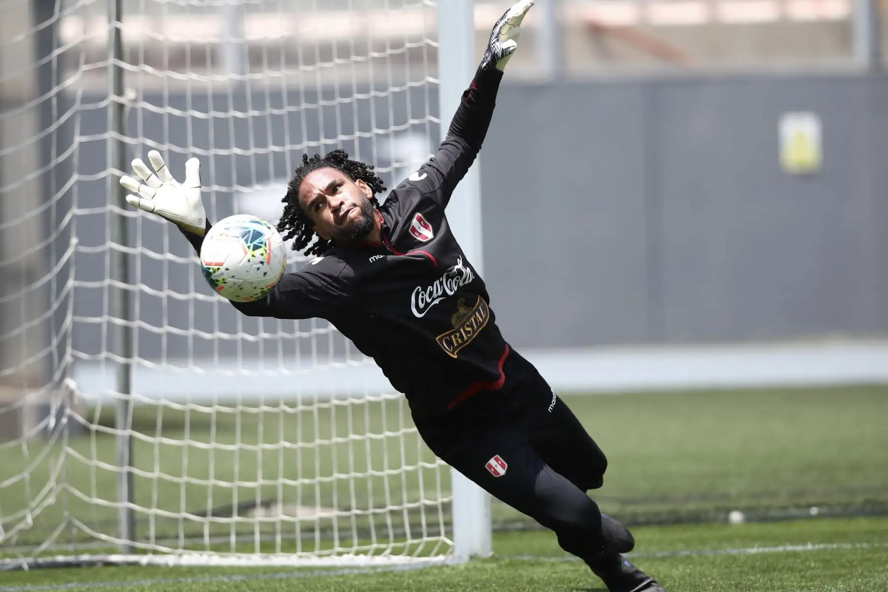 Pedro Gallese de la Selección peruana realiza sus entrenamientos en el Estadio Nacional previo al choque ante Chile este jueves por las Eliminatorias Qatar 2022. Foto: FPF