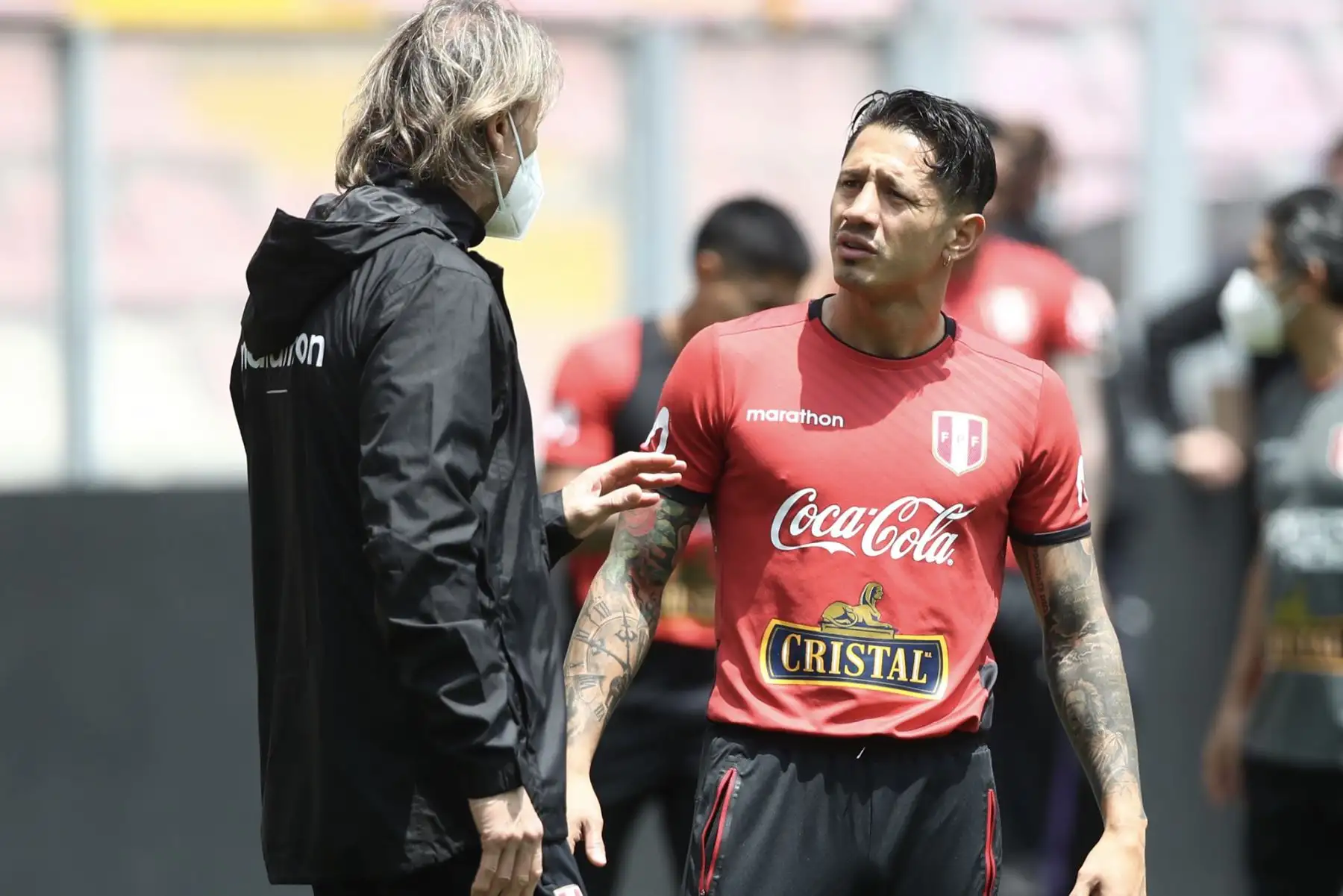 Ricardo Gareca conversa con Gianluca Lapadula durante los entrenamientos de la Selección, en el Estadio Nacional, previo al choque ante Chile este jueves por las Eliminatorias Qatar 2022. Foto: FPF
