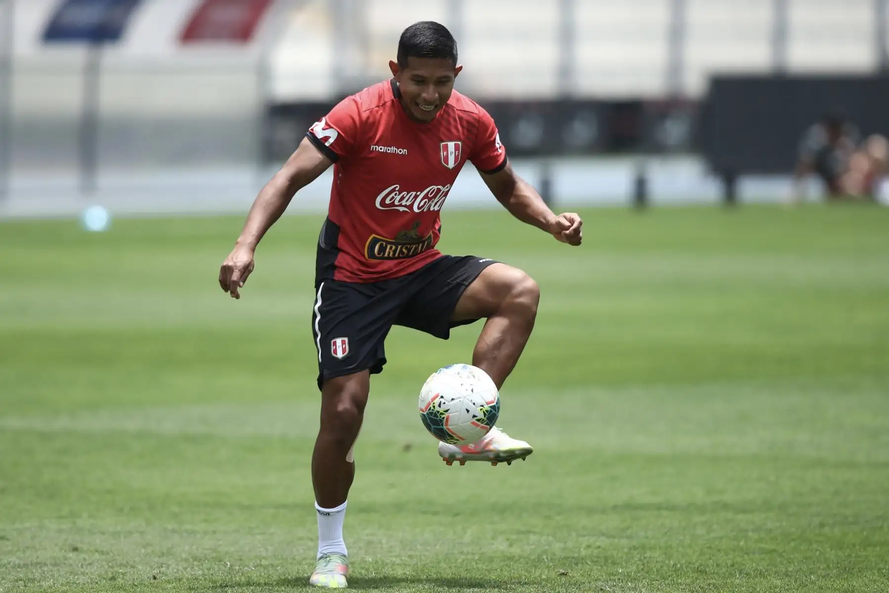 Edison Flores de la Selección peruana realiza sus entrenamientos en el Estadio Nacional previo al choque ante Chile este jueves por las Eliminatorias Qatar 2022. Foto: FPF