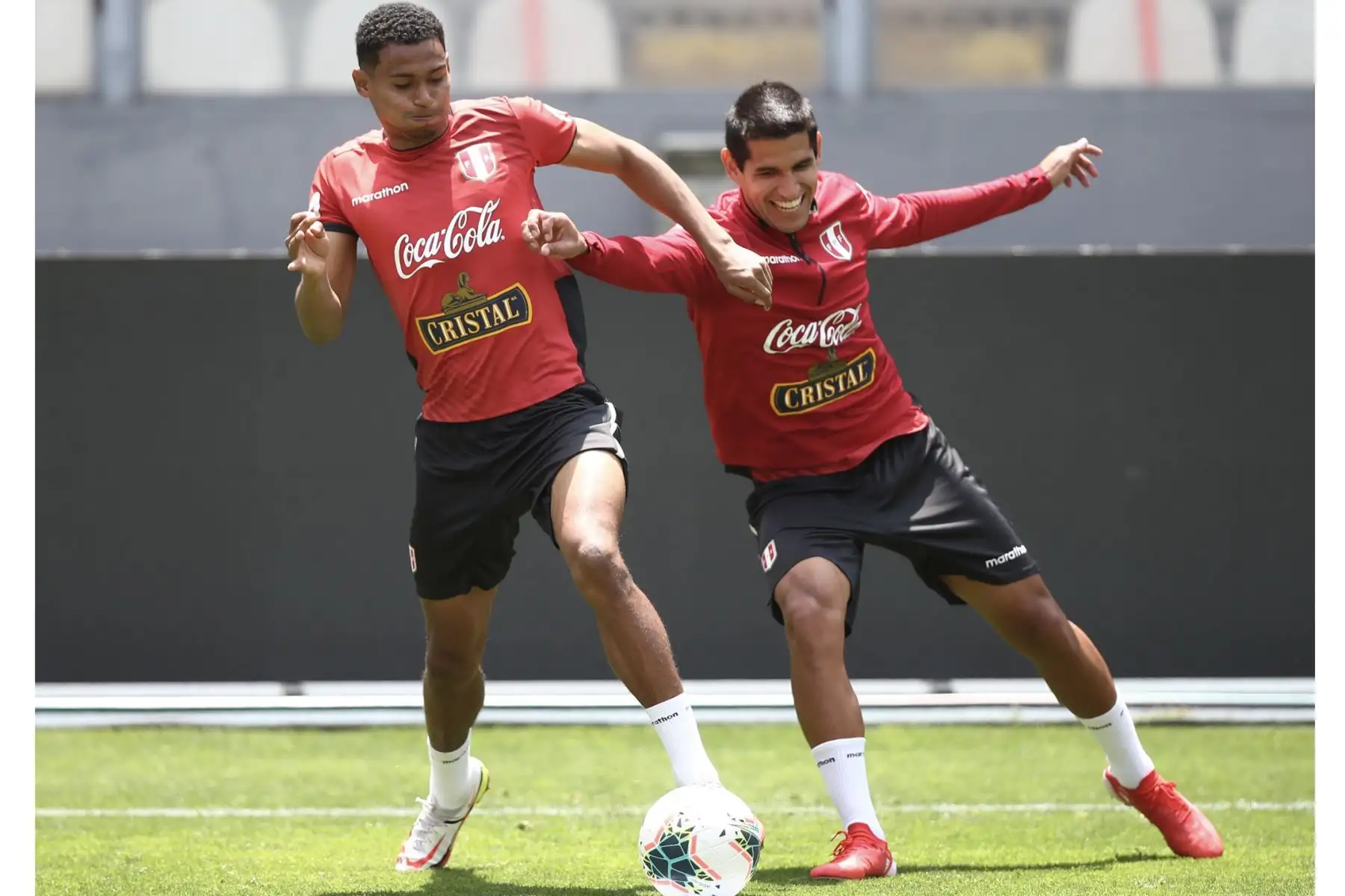 Marcos López y Luis Abram de la Selección peruana realizan sus entrenamientos en el Estadio Nacional previo al choque ante Chile este jueves por las Eliminatorias Qatar 2022. Foto: FPF