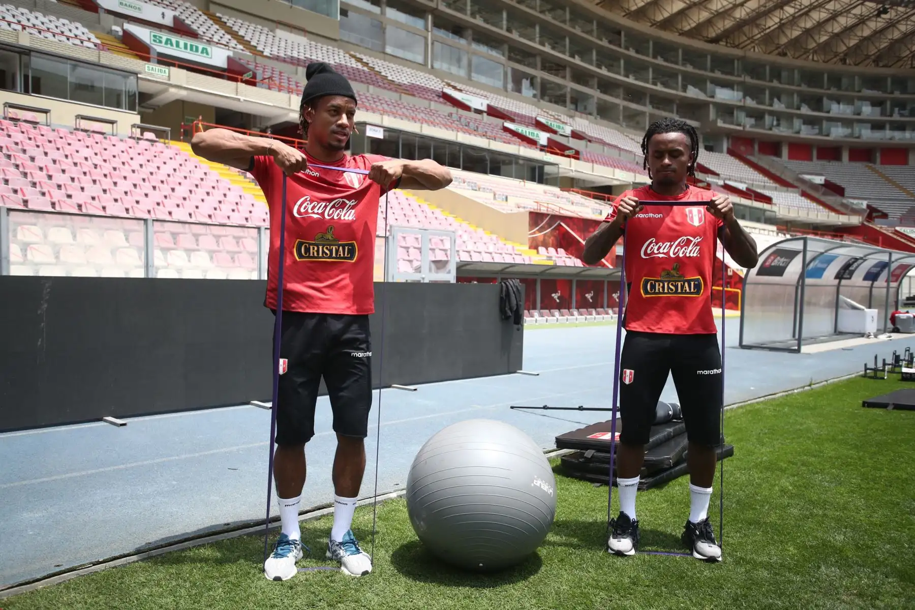 André Carrillo y Yordy Reyna de la Selección peruana realizan sus entrenamientos en el Estadio Nacional previo al choque ante Chile este jueves por las Eliminatorias Qatar 2022. Foto: FPF