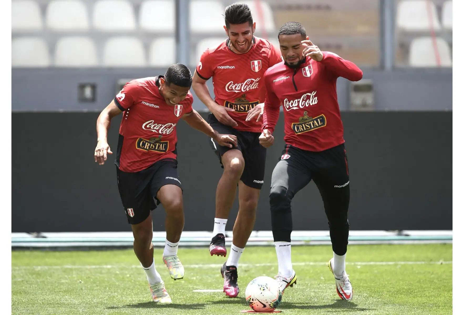 Edison Flores, Carlos Zambrano y Alexander Callens de la Selección peruana realizan sus entrenamientos en el Estadio Nacional previo al choque ante Chile este jueves por las Eliminatorias Qatar 2022. Foto: FPF