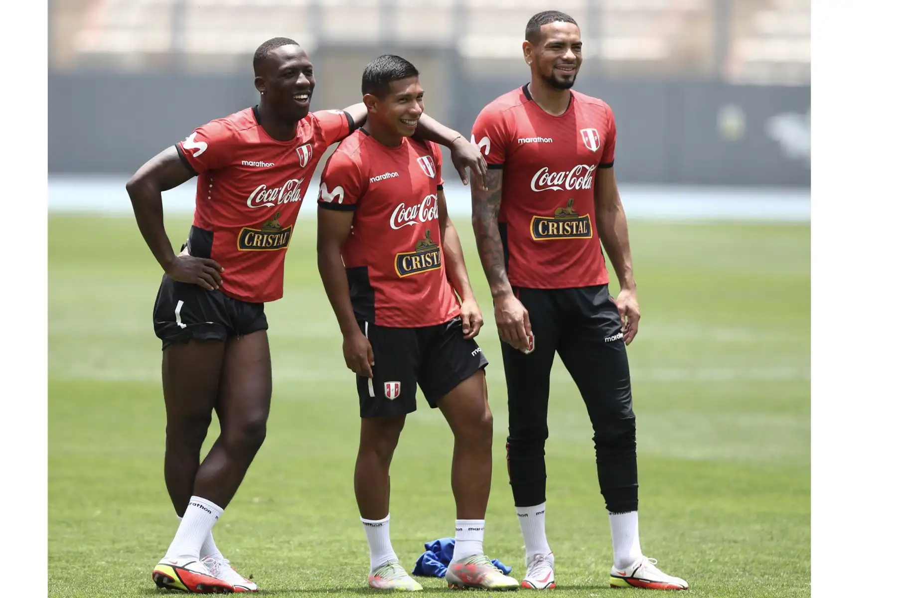 Luis Advincula, Edison Flores y Alexander Callens de la Selección peruana realizan sus entrenamientos en el Estadio Nacional previo al choque ante Chile este jueves por las Eliminatorias Qatar 2022. Foto: FPF