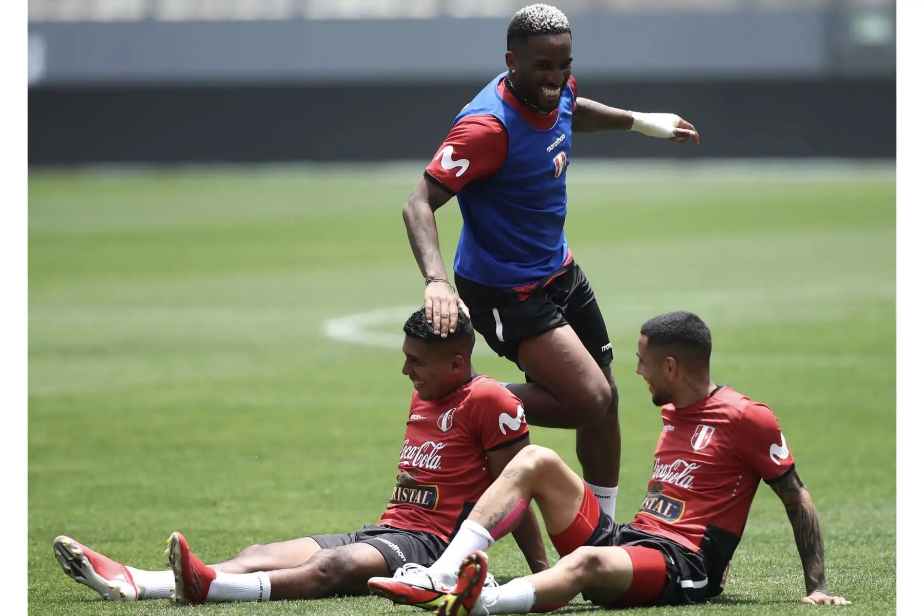 Jefferson Farfán junto a Sergio Peña de la Selección peruana realizan sus entrenamientos en el Estadio Nacional previo al choque ante Chile este jueves por las Eliminatorias Qatar 2022. Foto: FPF