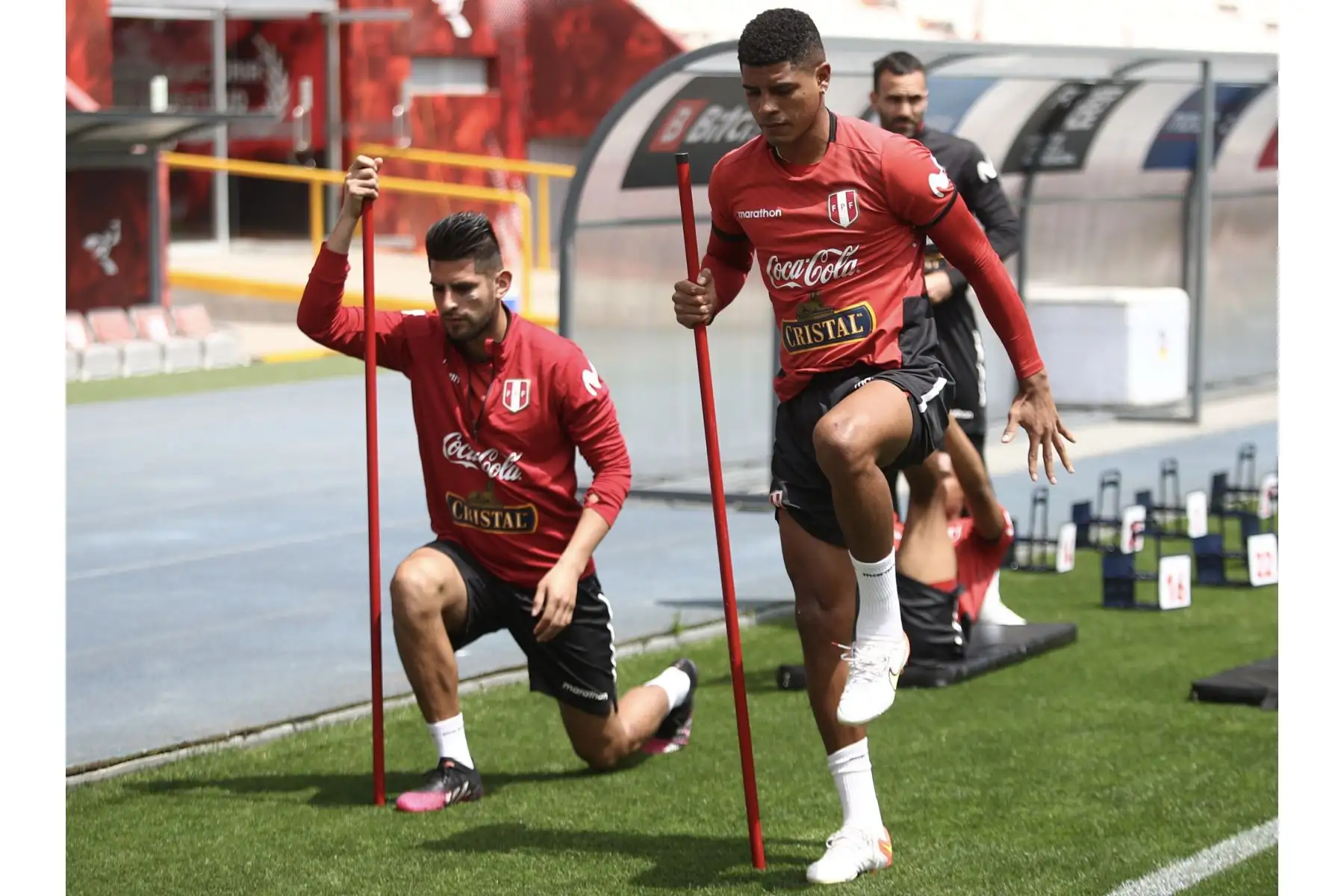 Wilder Cartagena y Carlos Zambrano de la Selección peruana realizan sus entrenamientos en el Estadio Nacional previo al choque ante Chile este jueves por las Eliminatorias Qatar 2022. Foto: FPF