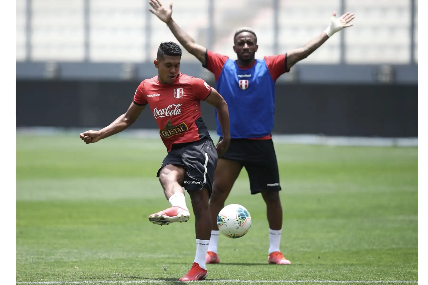 Raziel García y Jefferson Farfán de la Selección peruana realizan sus entrenamientos en el Estadio Nacional previo al choque ante Chile este jueves por las Eliminatorias Qatar 2022. Foto: FPF