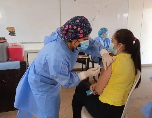 Más de 17,000 ciudadanos extranjeros, la mayoría venezolanos, recibieron la primera dosis de la vacuna contra el covid-19 en la región La Libertad. ANDINA/Difusión