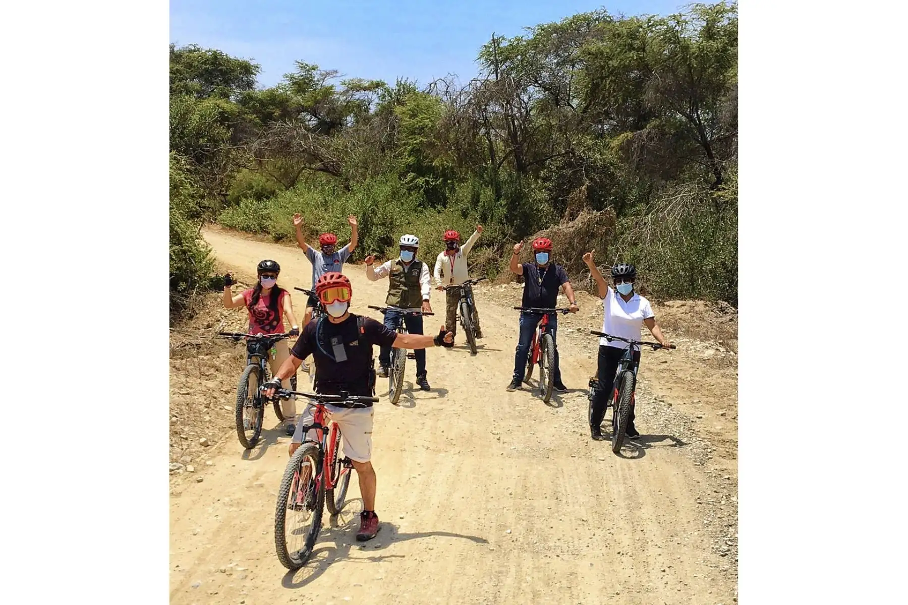 Bajo el nombre “Bici Tour & Sunset Picnic”, este proyecto turístico busca brindar el servicio de recorrido en bicicleta de montaña Specialized Rockhopper 29 por una ruta establecida y debidamente demarcada de 17 kilómetros, que abarcan el Bosque de Pómac y el complejo arqueológico Sicán, aptos para toda la familia. Foto: Sernanp