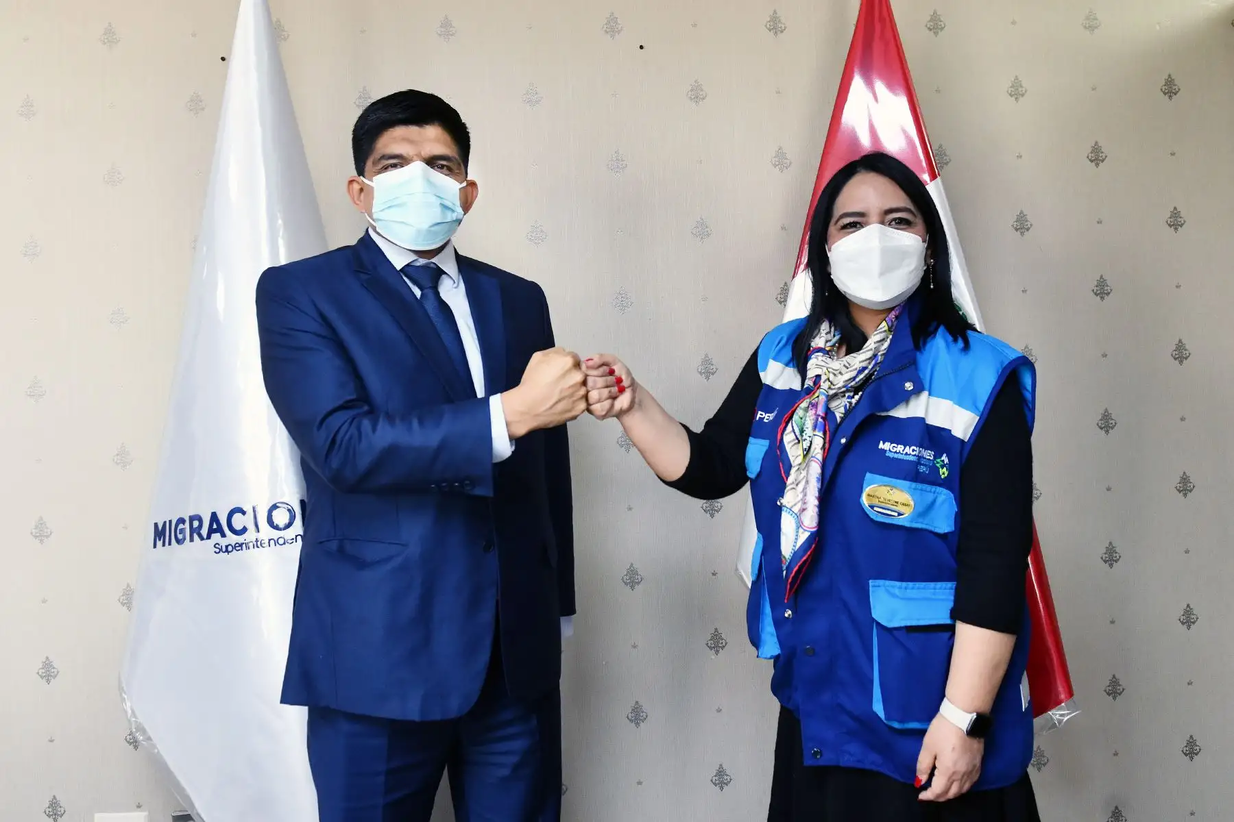 El ministro del Interior, Juan Carrasco, junto a la Superintendenta Nacional de Migraciones, Martha Silvestre, supervisaron la Oficina de Migraciones (Breña), a fin de verificar la labor de los colaboradores e implementar mejoras en los servicios a la ciudadanía. Foto: Mininter
