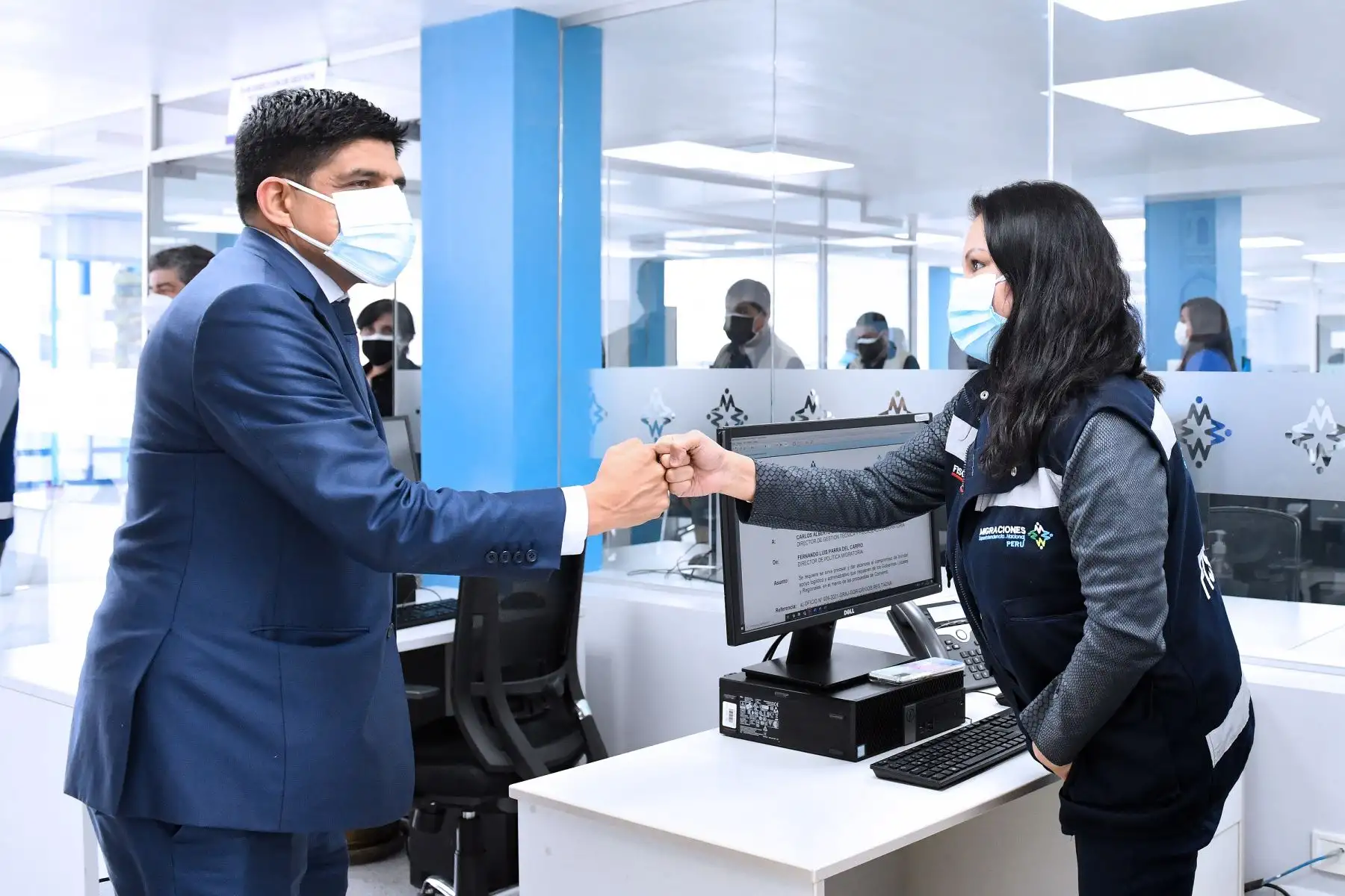 El ministro del Interior, Juan Carrasco, junto a la Superintendenta Nacional de Migraciones, Martha Silvestre, supervisaron la Oficina de Migraciones (Breña), a fin de verificar la labor de los colaboradores e implementar mejoras en los servicios a la ciudadanía. Foto: Mininter