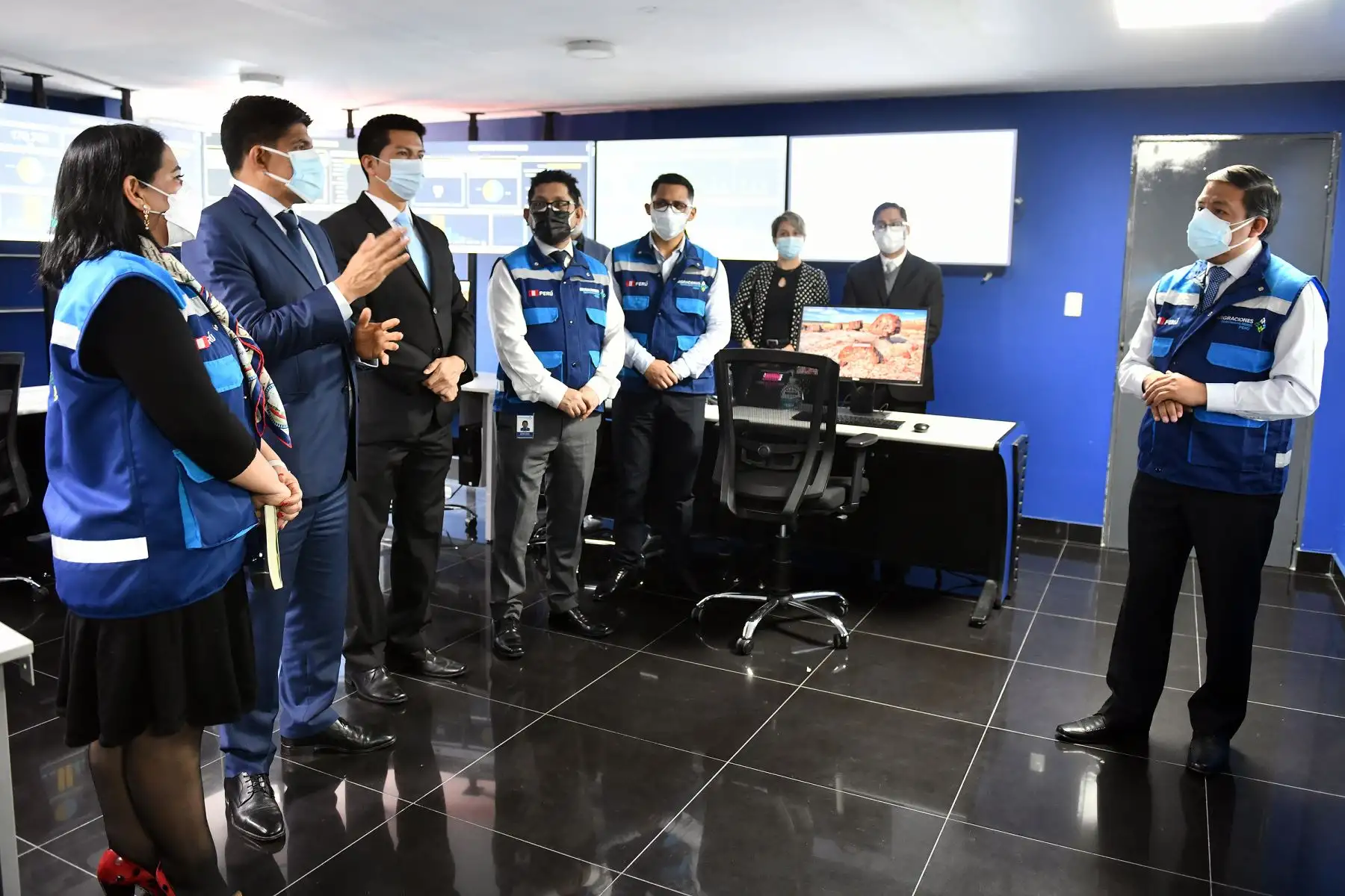 El ministro del Interior, Juan Carrasco, junto a la Superintendenta Nacional de Migraciones, Martha Silvestre, supervisaron la Oficina de Migraciones (Breña), a fin de verificar la labor de los colaboradores e implementar mejoras en los servicios a la ciudadanía. Foto: Mininter