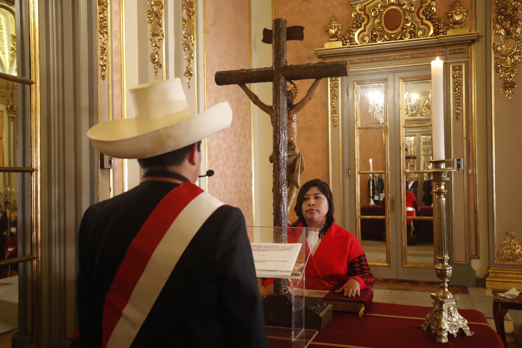 Betssy Chávez Chino es la nueva ministra de Trabajo y Promoción del Empleo. Jefe de Estado, Pedro Castillo, juramentó a ministros de Estado. Foto: ANDINA/Prensa Presidencia