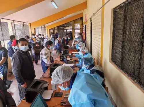 Internos de penal de Qenccoro de Cusco reciben la primera dosis de vacuna contra el covid-19. ANDINA/Difusión