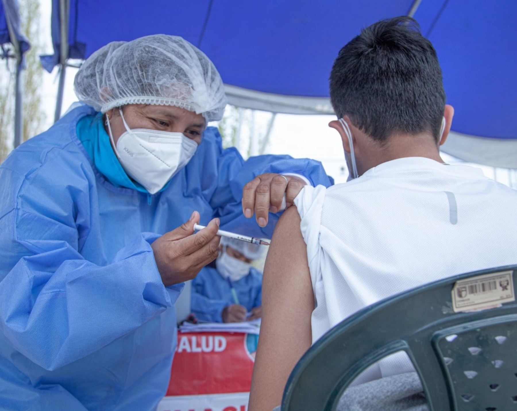 Estudiantes de la Universidad Nacional Santiago Antúnez de Mayolo de Áncash reciben la vacuna contra el covid-19. Foto: ANDINA/difusión.