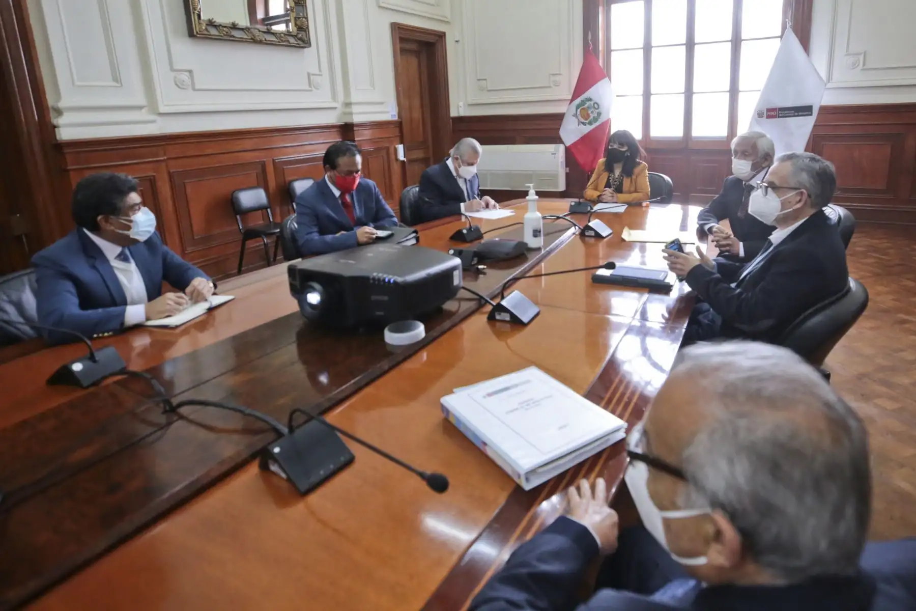 La titular de la PCM, Mirtha Vásquez, junto a ministros de distintas carteras, participó de la instalación de la comisión multisectorial de naturaleza temporal para ampliar las reservas del gas natural y fortalecer la industria de los hidrocarburos. Foto: ANDINA/PCM