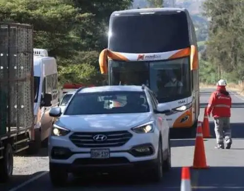 Sutran exhortó a los conductores de buses interprovinciales manejar con precaución, respetando los límites de velocidad en este feriado largo para evitar accidentes de tránsito. ANDINA/Difusión