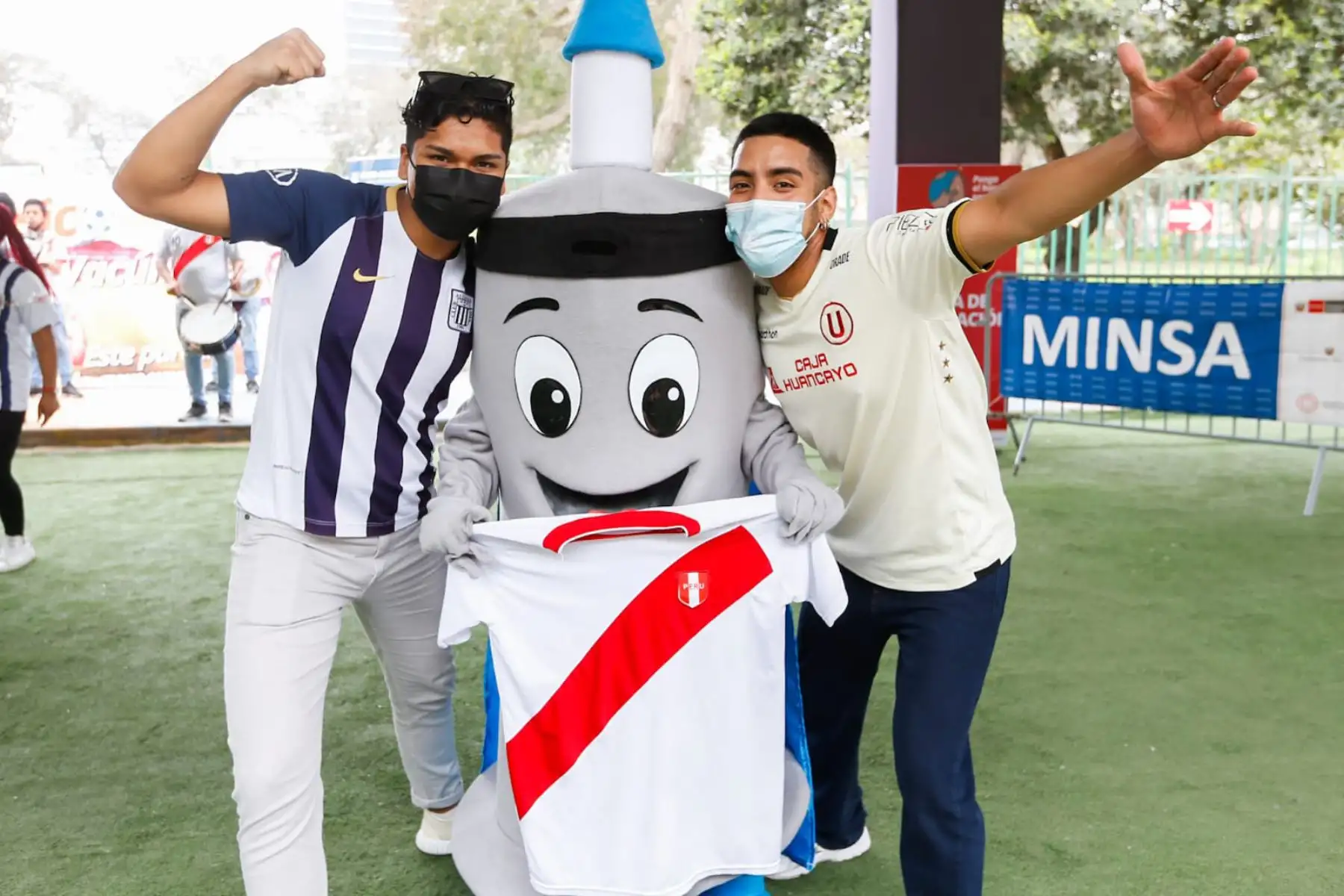 Este sábado 9 y domingo 10 de octubre los hinchas de 
Universitario y Alianza Lima, buscan sumar la mayor cantidad de hinchas vacunados en sus respectivos estadios: Alejandro Villanueva y "Lolo" Fernández. Foto: ANDINA/ MINSA