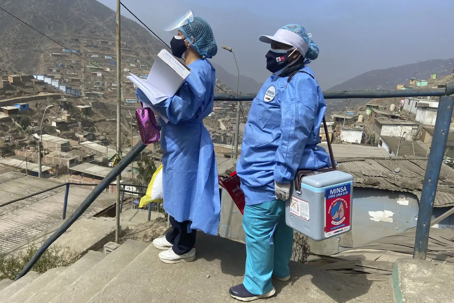 Como parte de las actividades de prevención ante una posible tercera ola, la Diris Lima Sur realizó más de 100 pruebas moleculares de descarte contra la covid-19 de manera gratuita en Villa María del Triunfo. Esta intervención que acompaña a la vacunación tiene como el objetivo de detectar y diagnosticar el coronavirus de forma oportuna y temprana en los ciudadanos del Asentamiento Humano “La Candelaria”. Foto: Diris Lima Sur