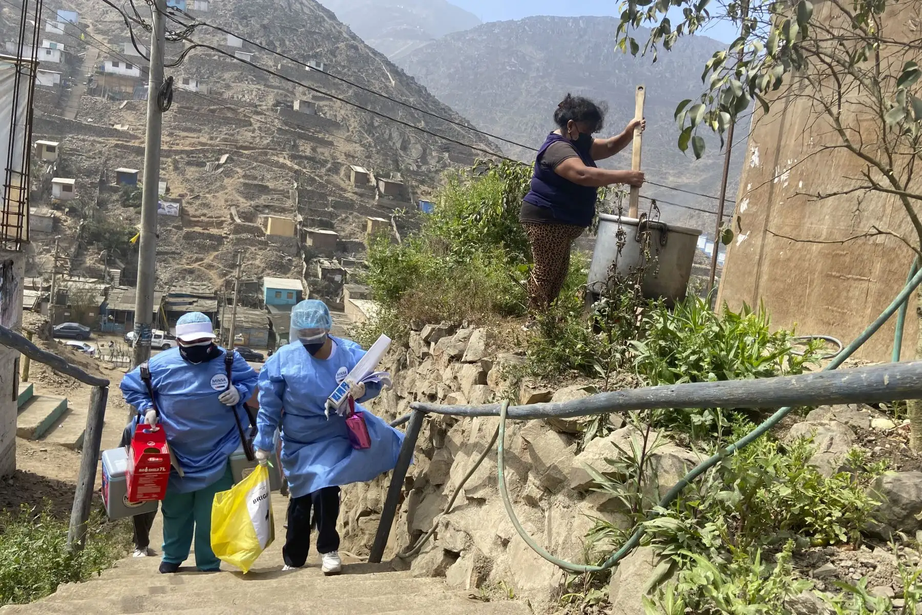 Como parte de las actividades de prevención ante una posible tercera ola, la Diris Lima Sur realizó más de 100 pruebas moleculares de descarte contra la covid-19 de manera gratuita en Villa María del Triunfo. Esta intervención que acompaña a la vacunación tiene como el objetivo de detectar y diagnosticar el coronavirus de forma oportuna y temprana en los ciudadanos del Asentamiento Humano “La Candelaria”. Foto: Diris Lima Sur